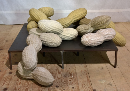 6. Dezember: Eva Oertli, „Erdnüsse“, 2019, Multiples, Beton und Pigmente, 54 cm, Foto: Ruedi Kuchen