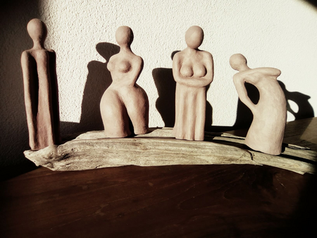 14. Dezember: Lidia Regoli, “Womanly yours”, vier Figuren, Steinzeug auf Treibholz , je 20-25 cm