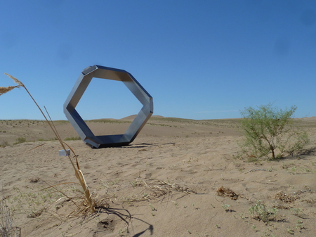 17. Dezember: Jon Barlow Hudson, "Synchronicity: Minqin", 2019, Edelstahl, 5 m Höhe/Durchmesser, Desert Sculpture Park, Minqin, Gansu Prov., China