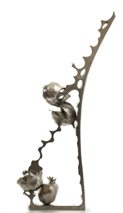 Viviane Brickmanne, Captives (2018), bronze and metal, 61 x 6 x 13 cm. © Viviane Brickmanne