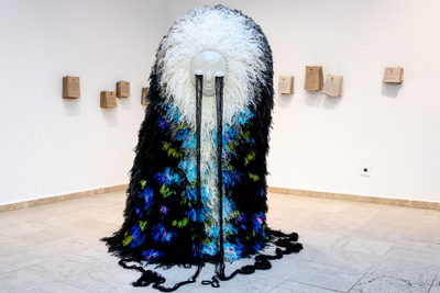 Nevena Ekimova, Тhe Sweetest Sleep, 2023, installation Sculpture made of donated yarn, 12 take away short stories 150 h x 160 x 120 cm. Photo Galya Yotova