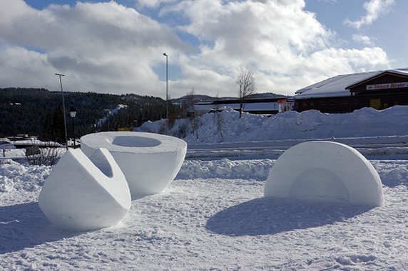 Ilka Raupach, Arctic Landing – Laika (2011), Schnee, 160 x 700 x 900 cm, Vinje Snow Festival, Norwegen. 