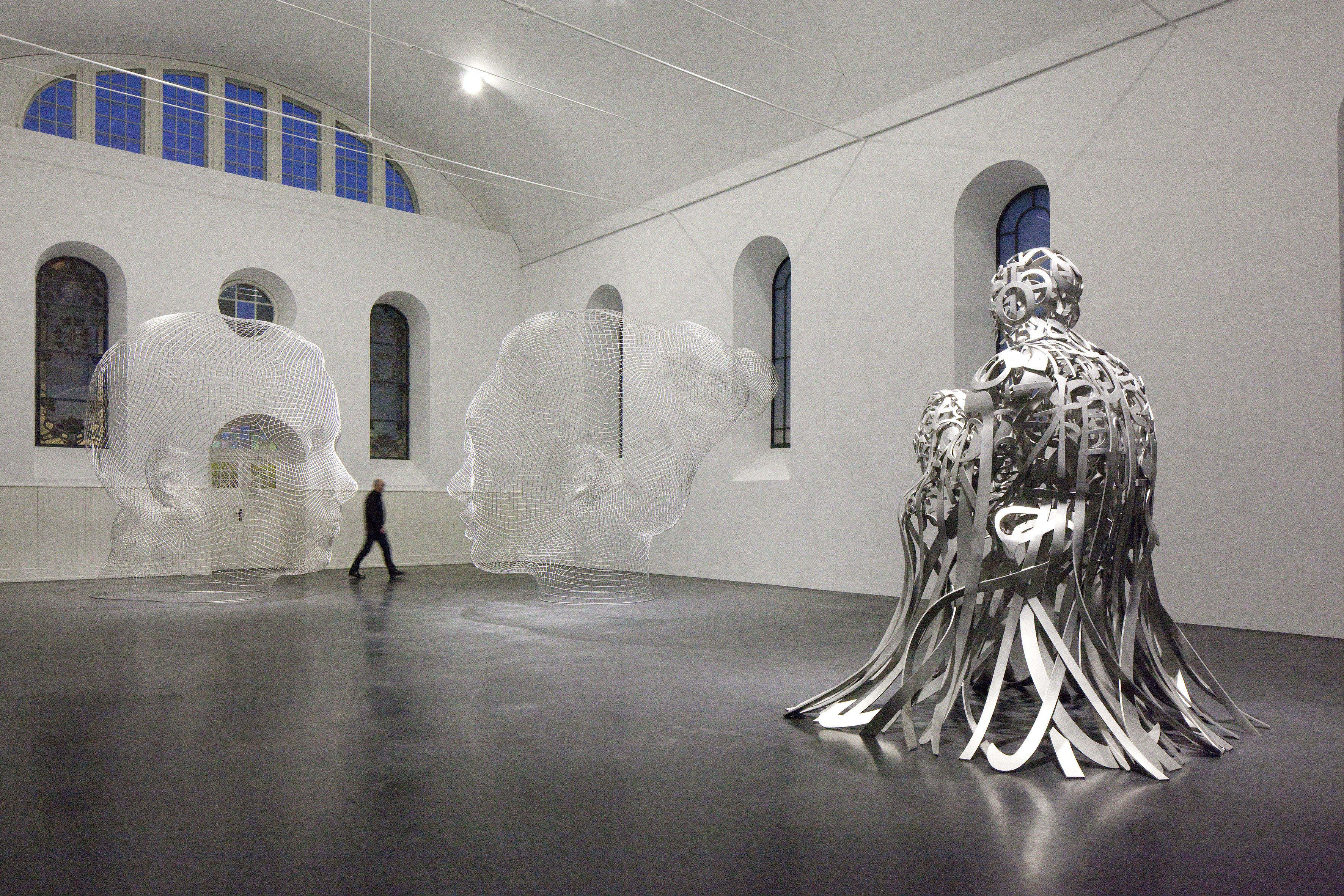 Ausstellung Jaume Plensa in den Jakobshallen 2019, Installationsansicht, Foto courtesy Galerie Scheffel, Bad Homburg, und Künstler (2) Von links nach rechts: „Anna“ (2018), „Rui Rui“ (2018), „Double Roots“ (2017)