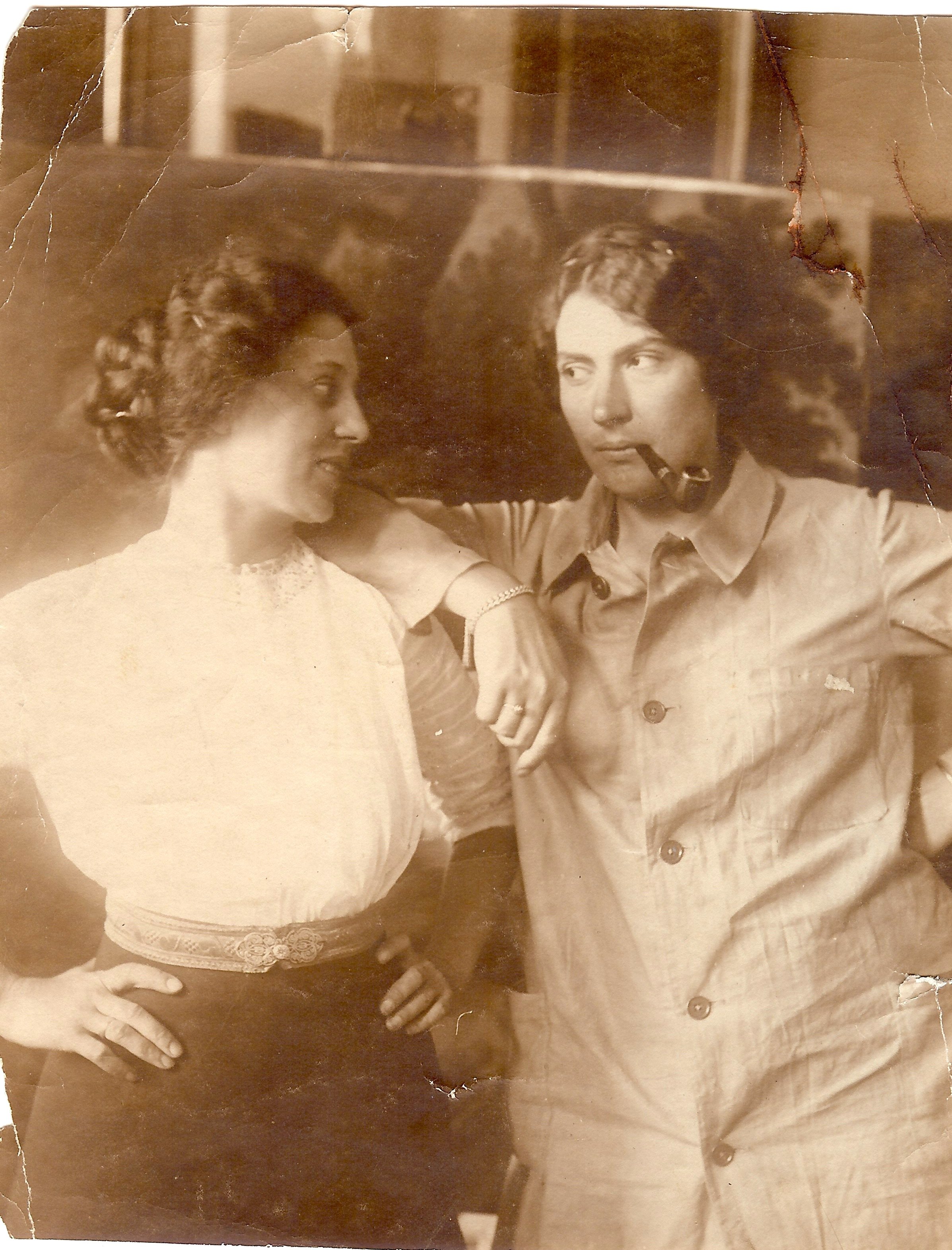 Die Künstlerin Selma Des Coudres mit Pfeife, ca. 1910, private ownership Photographer: Wolfgang Pulfer