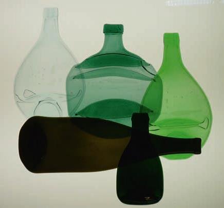 Bottle relief. Because of the different coefficients of expansion of the glasses, the bottles were not molten together, but rather connected with each other through bonding technology. Photo: Wolfgang Schmölders