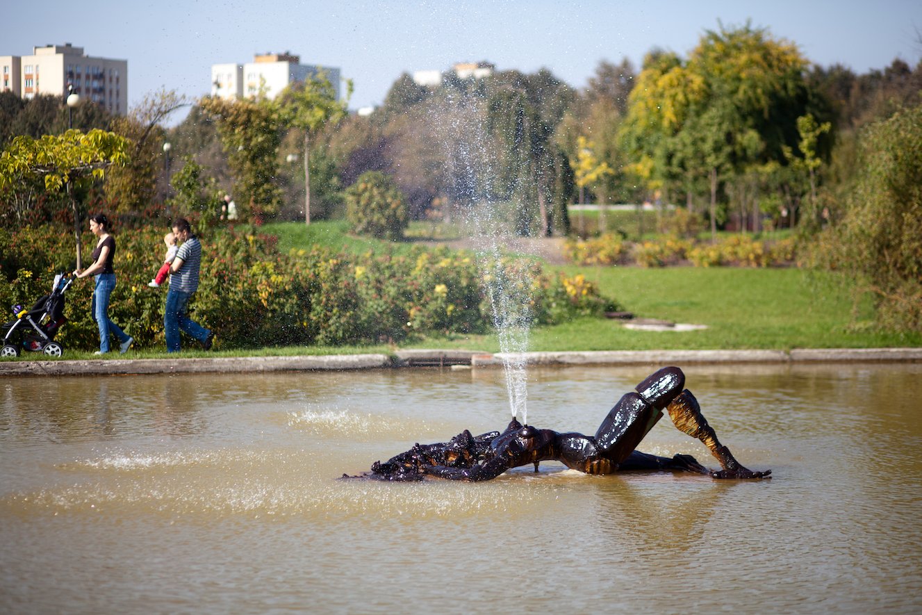 Paweł Althamer and the Nowolipie Group, Sylwia (2010), bronze cast, facility installed in water reservoir, functioning as a fountain, 325 × 100 × 70 cm, Bródno Sculpture Park Warsaw. Photo: Bartosz Stawiarski / Museum of Modern Art Warsaw