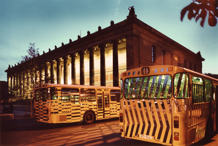 Buses in front of Altes Museum, 2001 - photo: DRAMA
