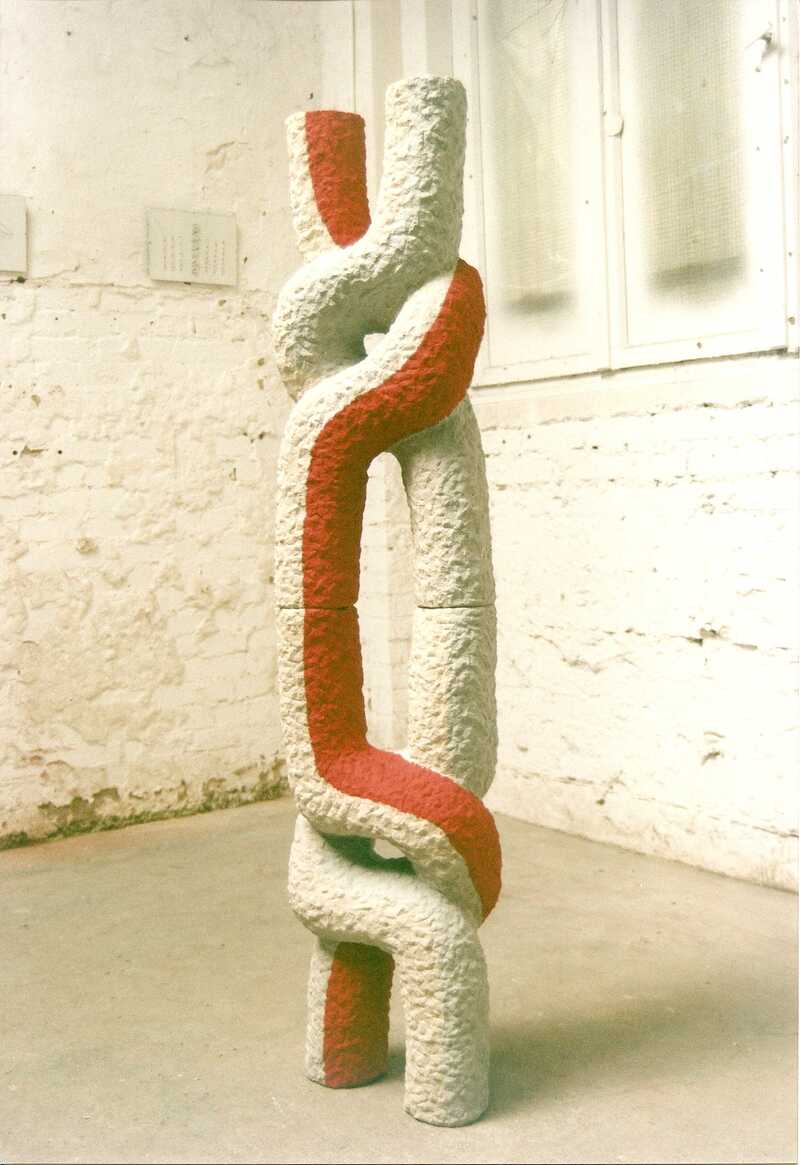 2_Verschlingung, 1995, Höhe ca. 150cm, Sandstein , Dispersionsfarbe.jpg