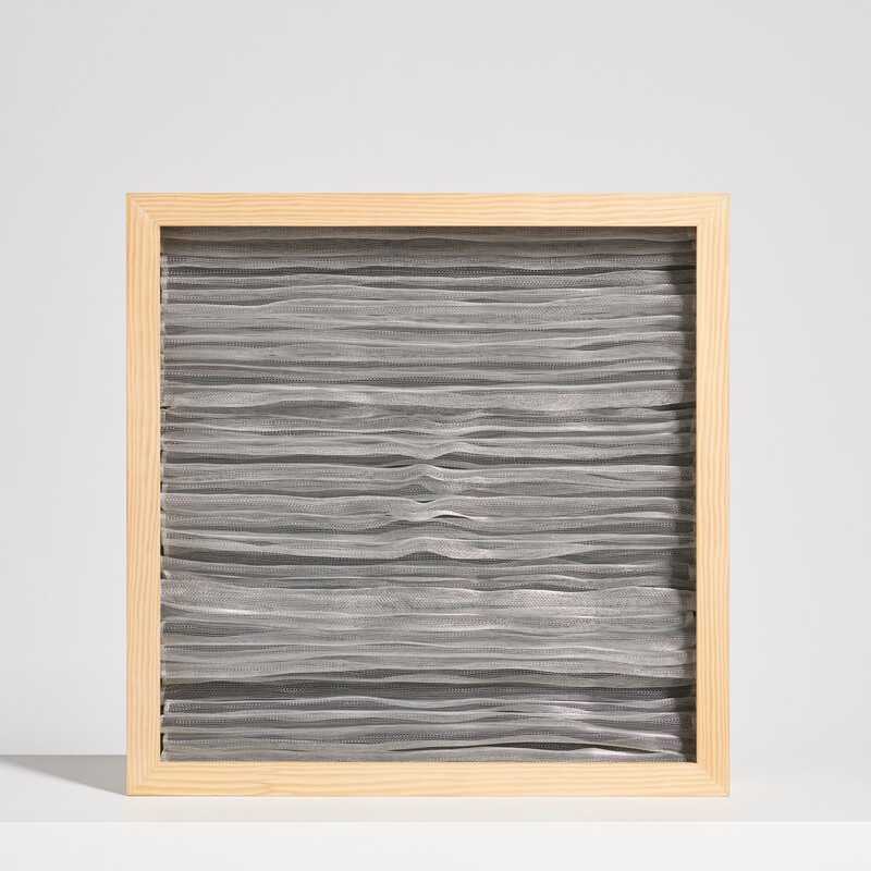 É - Panta rei 12, 2021, tela metálica y madera, 54 x 54 x 9 cm, peso 4,6 kg - Almudena Torró - 1 .jpg