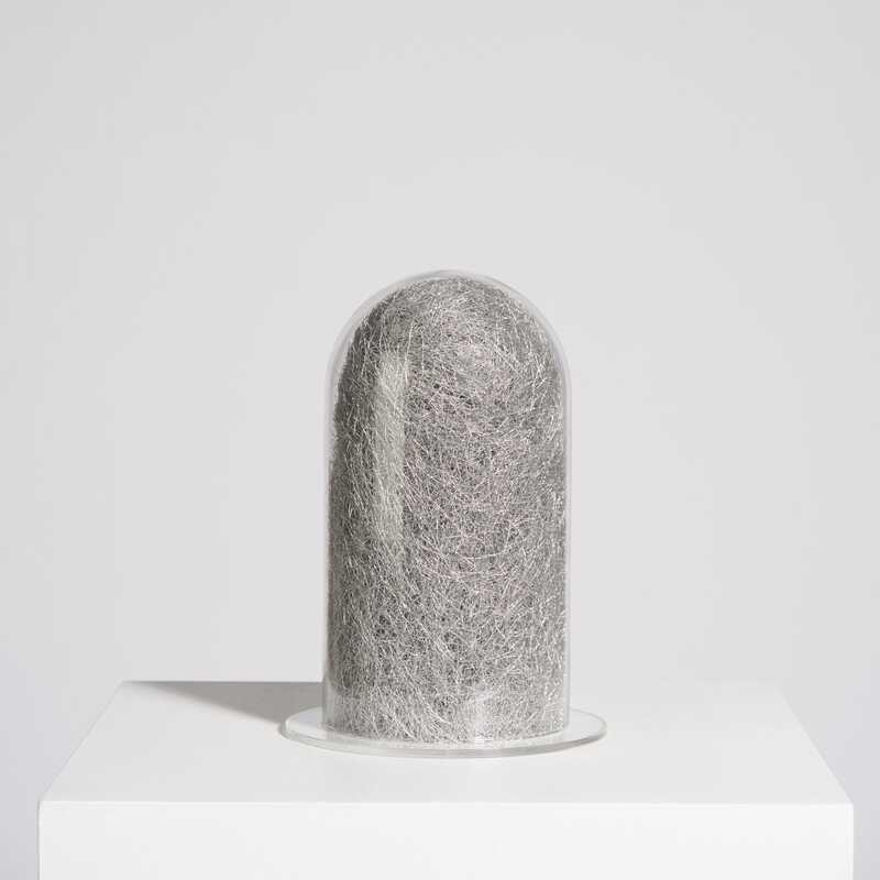 É - Panta rei 5, 2021, hilo de tela matálica, vidrio y metacrilato, 26 x 18 x 18 cm, peso 1,2 kg- Almudena Torró .jpg
