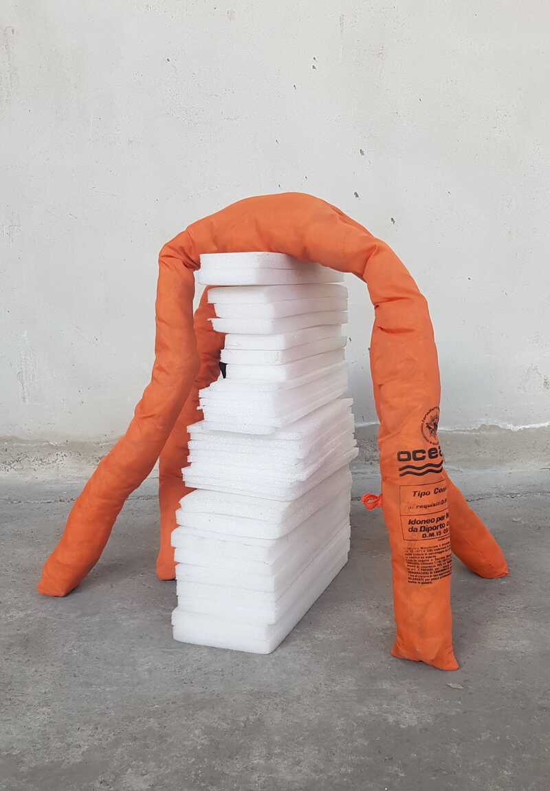 Forster_Katharina_hangman_warp_2020__50x64x70cm_2,2kg_Rettungsvesten_Plastiktüten20200729_190109.jpg