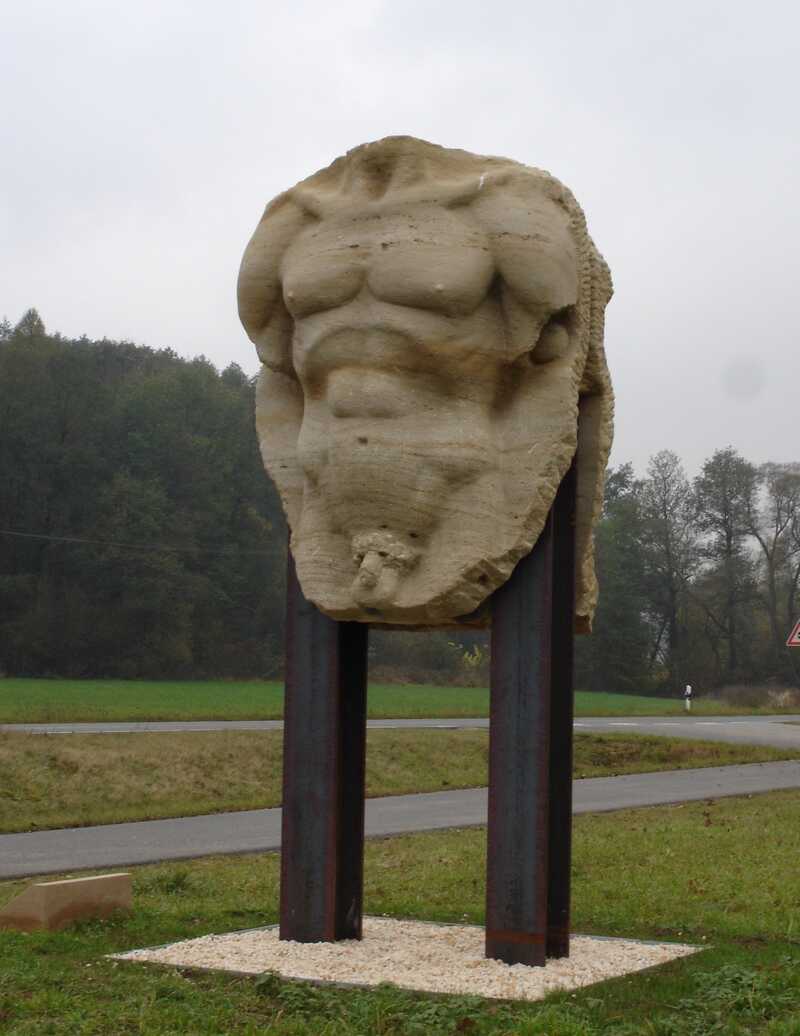 Reinhart_Enthüllung_Sandstein_110:90:260cm_0.jpg