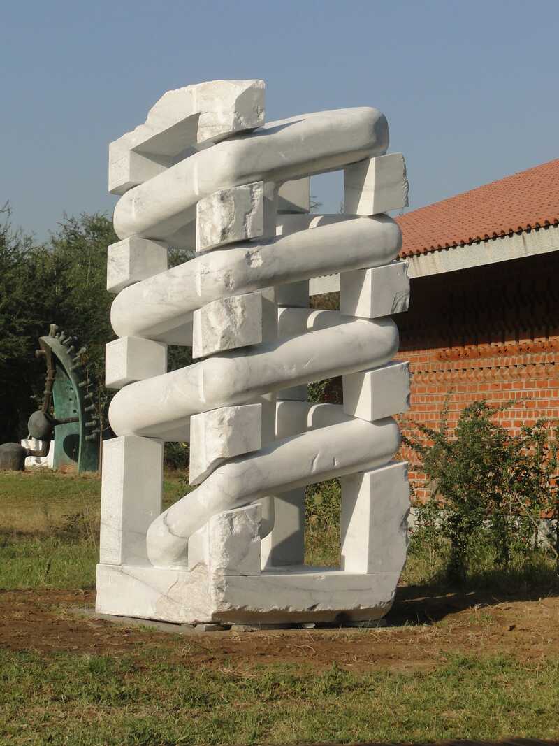 Sculpture_in_INDIA.JPG