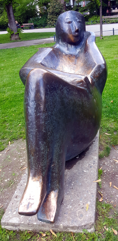 Marianne LÃ¼dicke, Ruhe, Bronze, Rosenheim Salingarten, 1985.