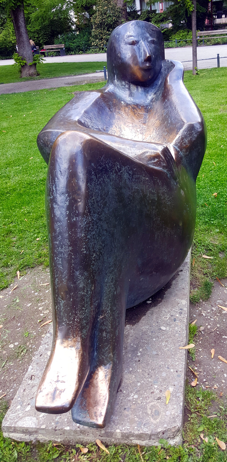 Marianne Lüdicke, Ruhe, Bronze, Rosenheim Salingarten, 1985.