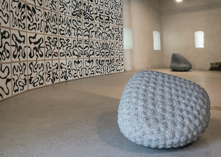 4. Dezember: Peter Randall-Page, "Envelope of Pulsation II" (foreground), 2019, granite, 80 x 120 x 81 cm, background "Rorschach Screen" and "Envelope of Pulsation I", Photo: Heiner Grieder