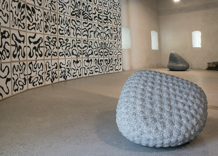 4. Dezember: Peter Randall-Page, "Envelope of Pulsation II" (Vordergrund), 2019, Granite, 80 x 120 x 81 cm, Im Hintergrund "Rorschach Screen" und "Envelope of Pulsation I", Foto: Heiner Grieder