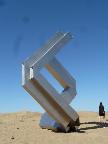 17. Dezember: Jon Barlow Hudson, "Synchronicity: Minqin", 2019, Edelstahl, 5 m HÃ¶he/Durchmesser, Desert Sculpture Park, Minqin, Gansu Prov., China