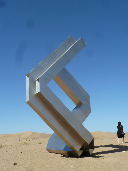 17. Dezember: Jon Barlow Hudson, "Synchronicity: Minqin", 2019, Edelstahl, 5 m Höhe/Durchmesser, Desert Sculpture Park, Minqin, Gansu Prov., China