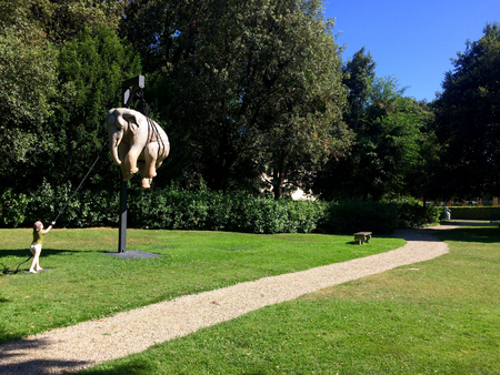 Stefano Bombardieri, Marta e l’elefante, Fiberglas, Cinghie und Ferro, 180 x 500 x 470 cm, Parco della Gherardesca (The Four Seasons Park), © Four Seasons Hotel.