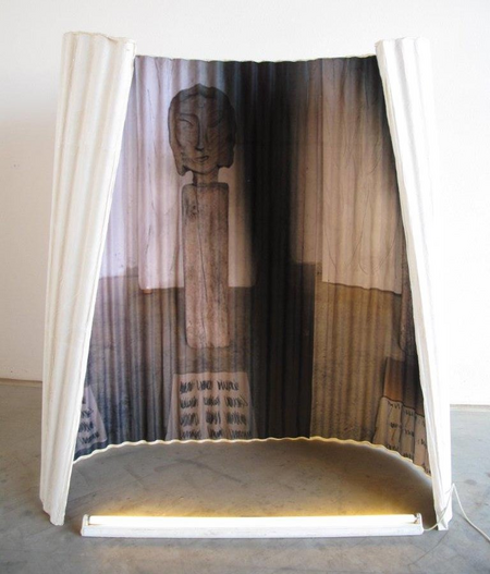 Antje Sträter, Verblendung, 2012/1997, 175 x 150 x 75 cm, Wellpolyester, Nessel, Papier, Fotoablichtung auf Stoff, Neonleiste. <br />Diese Arbeit ist Teil einer Installation „Stadt der Säulen“.