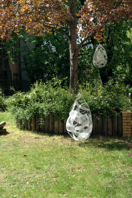 Bettina Lüdicke, DROP (2015), Kupfer, pulverbeschichtet, 120 x 65 x 65 cm