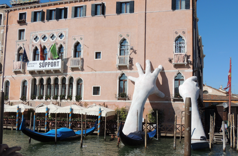 CANAL_GRANDE_-_palazzo_Sagredo_-_Lorenzo_Quinn_-_Support_2.jpg