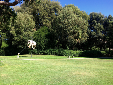 Stefano Bombardieri, Marta e l’elefante, Fiberglas, Cinghie und Ferro, 180 x 500 x 470 cm, Parco della Gherardesca (The Four Seasons Park), © Four Seasons Hotel.