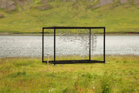 Alexandra Gries, swarm, 2015, Holz, Metall, Kunststoff, Mixed Media, Installation 210 x 140 x 310 cm