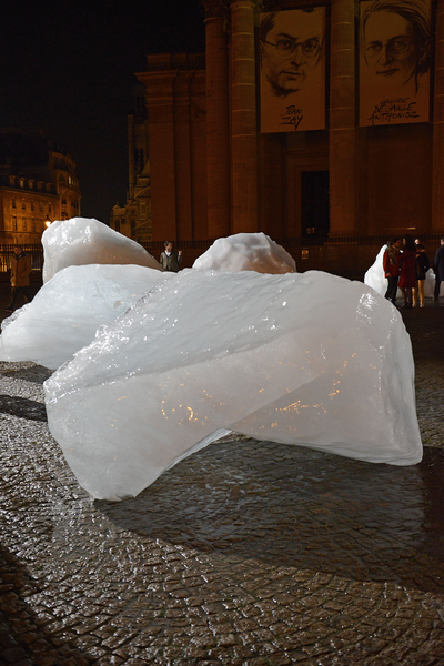 Glacier_ice_installation_'Ice_Watch'_at_Place_du_PanthÃ©on,_Paris_(23513517355).jpg