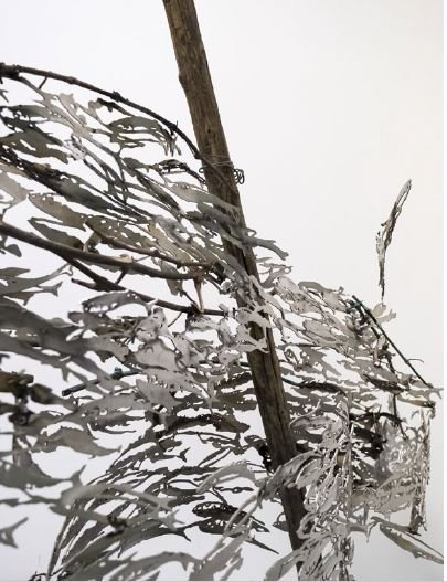 Mariagrazia Abbaldo, Paolo Albertelli, Attraverso, 2017,laser cutting in bronze and stainless steel and wood, 280 x 200 x 50 cm