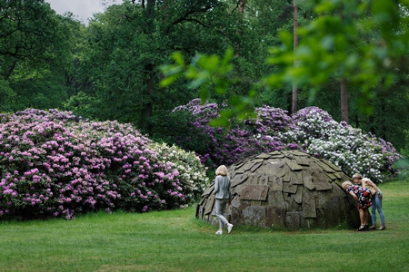 Visitors in the sculpture garden of the Kröller-Müller Museum, photo: Wieneke Hofland. Mario Merz, Igloo di pietra, 1982. Copyright: Kröller-Müller Museum