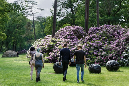 Visitors in the sculpture garden of the Kröller-Müller Museum, photo: Wieneke Hofland. Copyright: Kröller-Müller Museum
