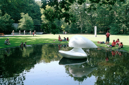 Medium-Marta Pan, Sculpure flottante 'Otterlo', 1960-1961, photo: Walter Herfst Rotterdam. Copyright: Kröller-Müller Museum