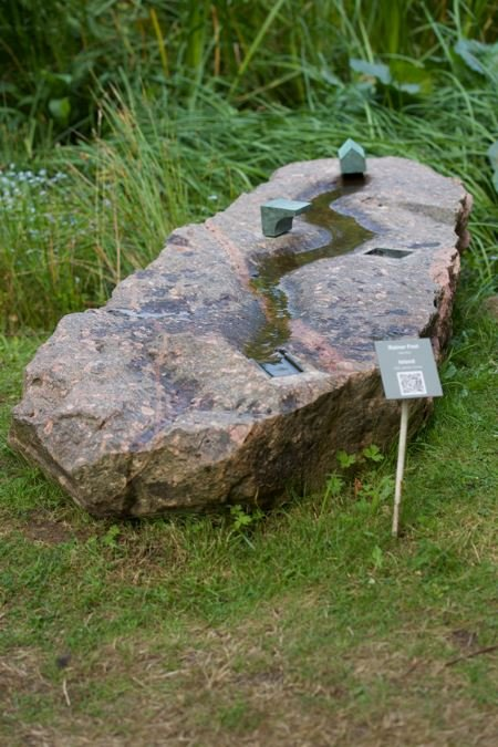 Rainer Fest, Die Insel, 2022, Fountain: Gneiss, 4 Bronze Elements, Water, 30 x 70 x 220 cm