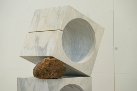 There is something poetic about the right way to solve a problem, 2021, Peccia-Marmor und Findlinge