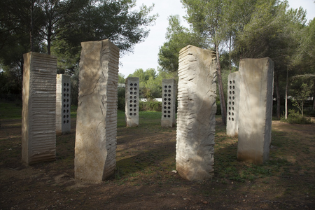 Rufino Mesa, 359Âº without light "Concealments" (2011).<br />Vinaixa sandstone, bronze, mud and wax. 11 x 3,50 m
