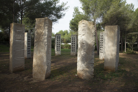 Rufino Mesa, 359º without light "Concealments" (2011).<br />Vinaixa sandstone, bronze, mud and wax. 11 x 3,50 m