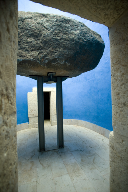 Rufino Mesa, The axis of the road and the doors of Glíptica (2006), Stone and iron