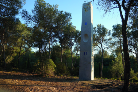 Rufino Mesa, "Origin" (2020), Quintana de la Serena granite, 900 x 140 x 100 cm