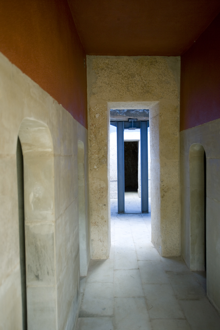 Rufino Mesa, Interior of Glíptica (2006), Stone and iron