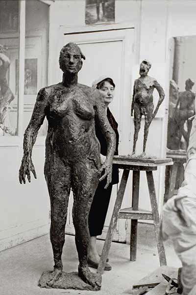 « Germaine Richier dans son atelier derrière L’Ouragane », Paris, vers 1954. Collection particulière © Adagp, Paris, 2023 - Photo : © Michel Sima/Bridgeman Images