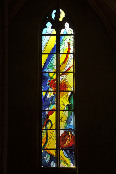 Thomas Moreraam, 2011, gebrandschilderd glas-in-lood en versmolten glas, 650 x 120 cm, Christoffelkathedraal Roermond. Photo: Annemiek Punt Gallery