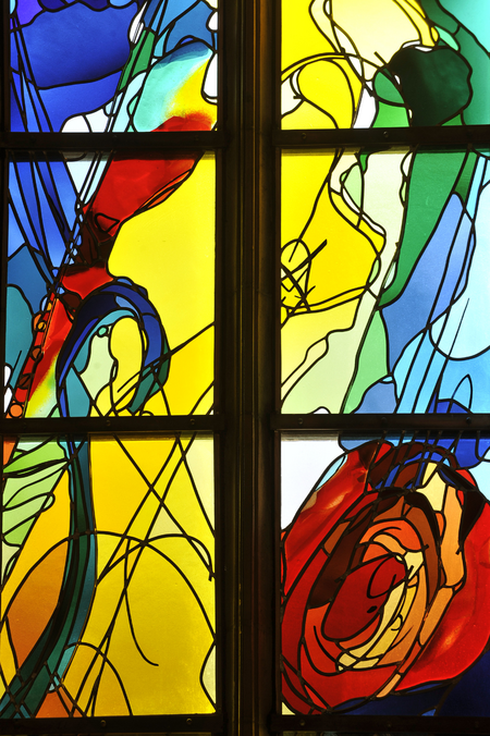 Thomas Moreraam, 2011, gebrandschilderd glas-in-lood en versmolten glas, 650 x 120 cm, Christoffelkathedraal Roermond. Photo: Annemiek Punt Gallery