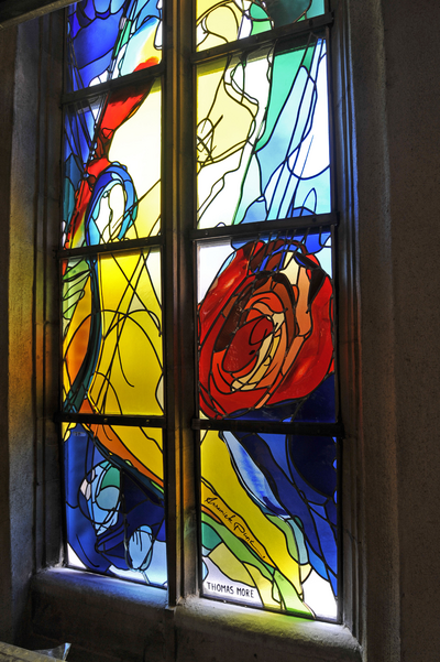 Thomas Moreraam, 2011, gebrandschilderd glas-in-lood en versmolten glas, 650 x 120 cm, Christoffelkathedraal Roermond. Photo: Annemiek Punt Gallery