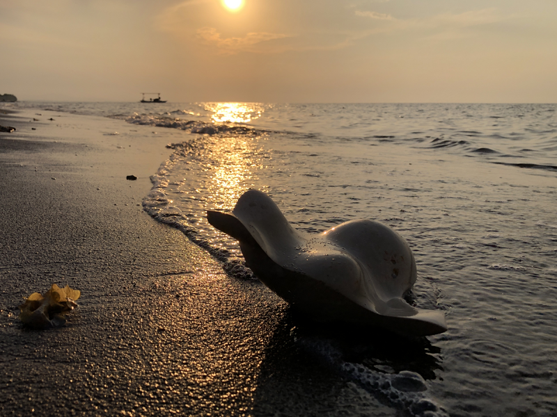 Caption: Monika Majer, Something of Lightness (swimming stroke of a three-legged turtle) (2023), Franconian Jura, surface sanded velvety matt, 25 x 21 x 9 cm, beach near the small fishing village of Banyualit near Lovina, Bali. © Monika Majer