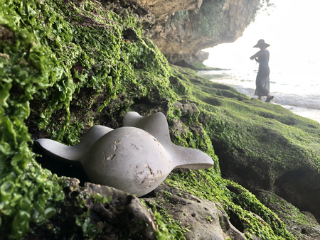 Monika Majer, Something of Lightness (swimming stroke of a three-legged turtle) (2023), Franconian Jura, surface sanded velvety matt, 25 x 21 x 9 cm, Uluwatu Beach, Bali. © Monika Majer