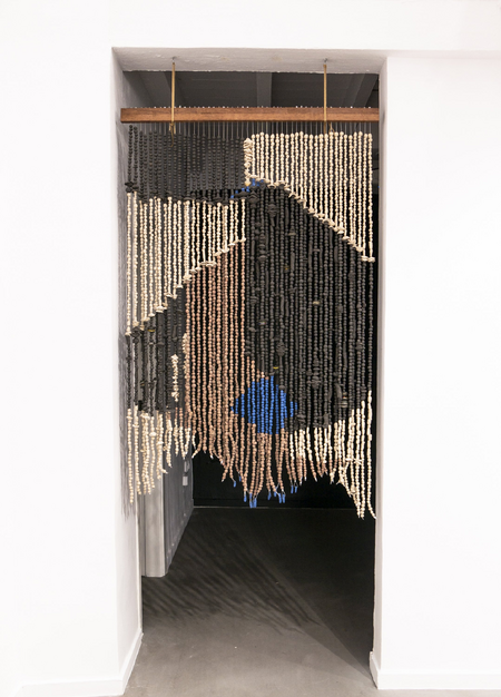 Canto rodao, Cristina Mejías, 2022, ceramics, porcelain, ipé wood and steel cable, 170x105x8 cm