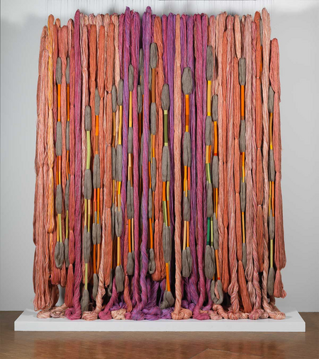 Lianes de Beauvais l 2011-2012 l Dimensiones variables l Lino, algodón perlé, lana, seda y nailon l © Sheila Hicks l VEGAP l Málaga, 2023