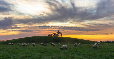 Henry Moore, Large Reclining Figure 1984 (LH 192b cast 0), bronze, Perry Green, photo Paul Blake © The Henry Moore Foundation 2023